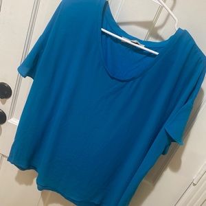 Beautiful blue blouse with a loose ruffle sleeve / great condition!